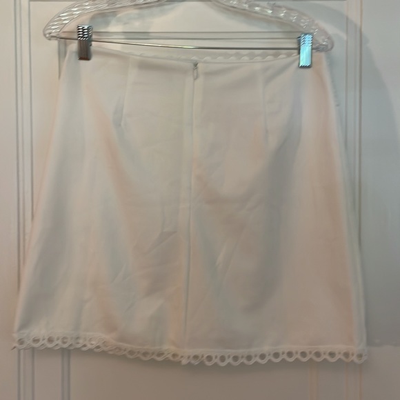Cute white scalloped edge skirt - Picture 3 of 3
